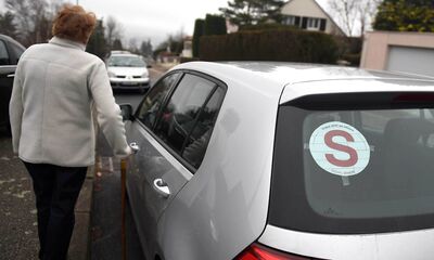 Seniors Le disque S à l’arrière du véhicule n’est pas obligatoire